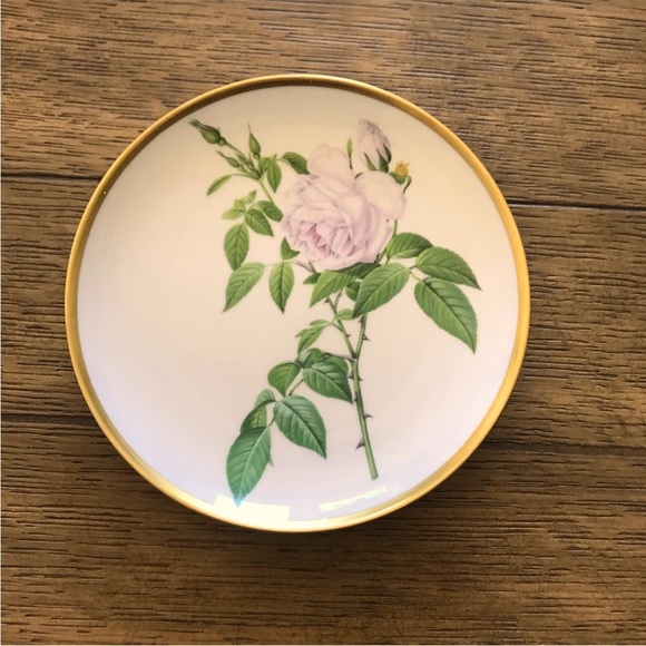 The Hamilton Collection Rose Plates - Picture 3 of 5